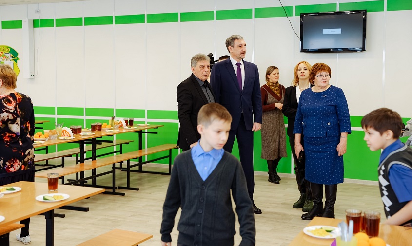 василий орлов поручил дооборудовать школьную столовую в белогорске на два миллиона рублей
