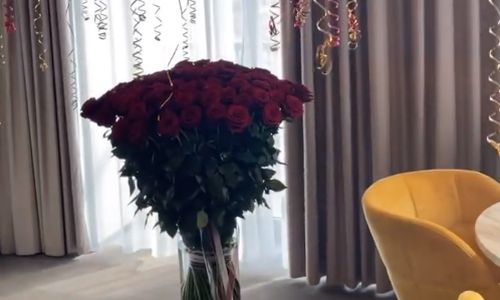 «и снова любовь!»: в отеле благовещенска певицу асти ждал гигантский букет роз от мужа