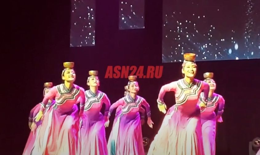 ожившие скульптуры, танец с чашами на головах и оперный вокал: артисты из пекина покорили амурских зрителей