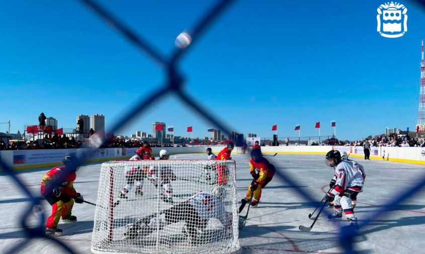 прямо на границе: на льду амура стартовал международный фестиваль зимних видов спорта