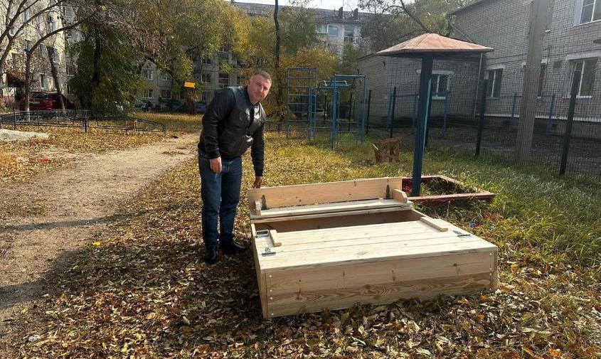 уютное пространство: во дворе благовещенского дома появились качели-балансир и закрытая песочница 
