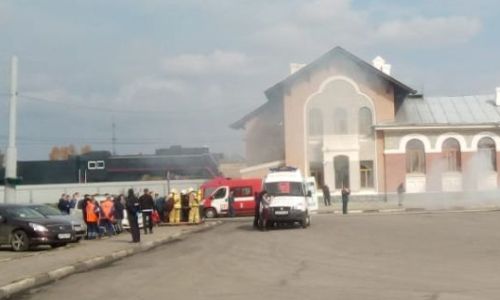 дым и носилки: в благовещенске возле ж/д вокзала заметили полицию, пожарных и скорую