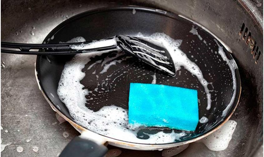Как отмыть сковороду от нагара и жира?