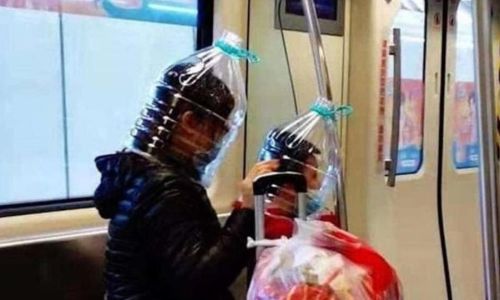 защита от коронавируса: люди надевают на головы бутылки вместо масок
