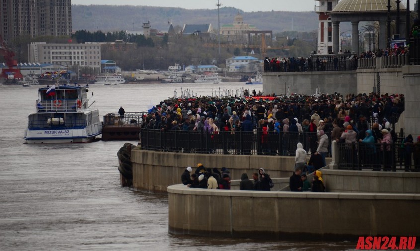 сотни жителей и гостей благовещенска пришли на набережную амура посмотреть парад пограничных кораблей
