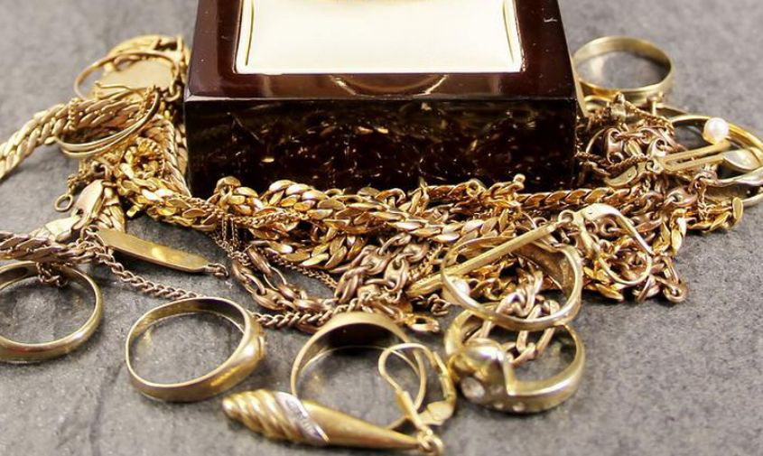 медбрат благовещенской станции скорой помощи снимал золото с находившихся без сознания пациентов
