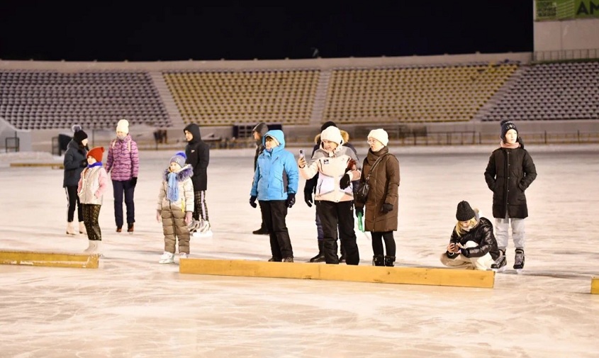 свыше 400 благовещенцев опробовали первый лед на стадионе «амур»