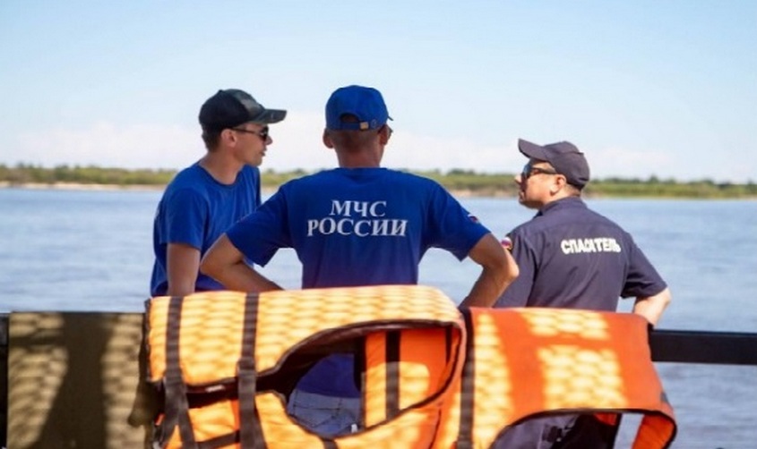 чуть не случилась очередная трагедия: в благовещенске на реке зее спасли тонувшего молодого мужчину