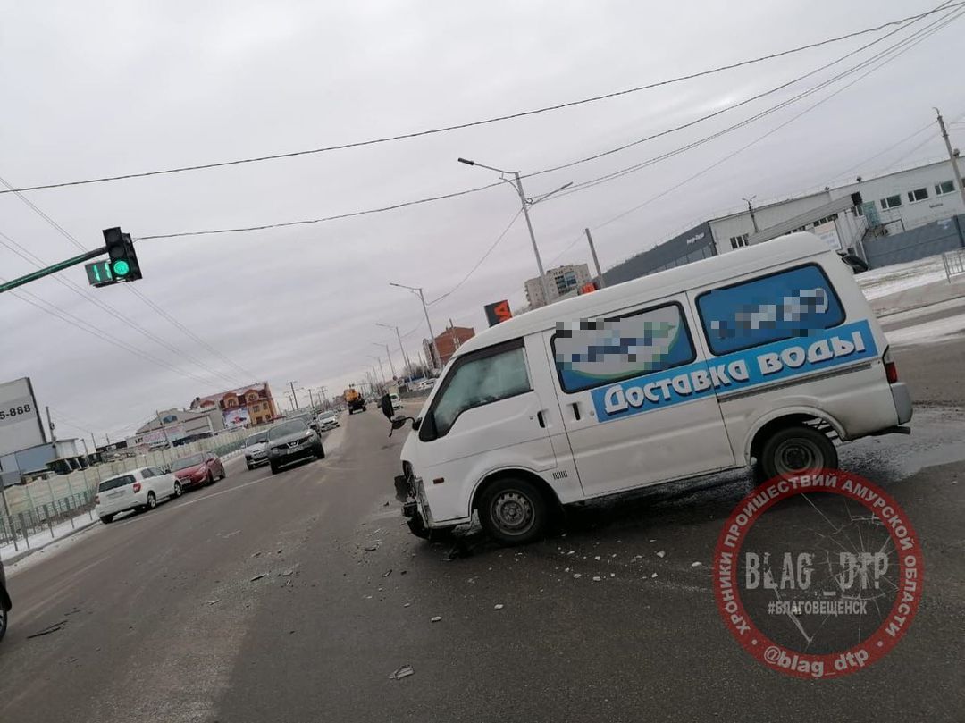 В микрорайоне Благовещенска произошло тройное ДТП с участием машины доставки  воды