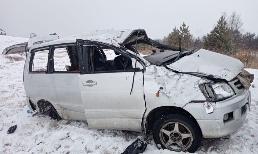 Два человека погибли и двое пострадали в результате опрокидывания автомобиля на трассе «Амур»
