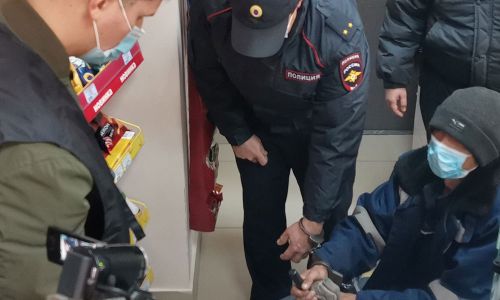 в благовещенске мужчина с ножом напал на продавщицу ночного магазина из-за трех тысяч рублей, водки и сигарет