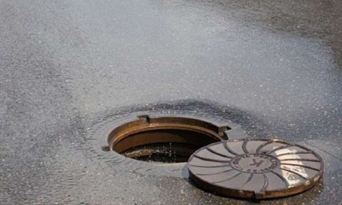 жителей райчихинска обвинили в краже 6 крышек канализационных люков