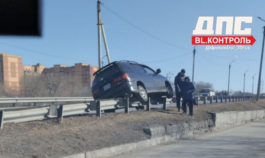 автомобиль «залетел» на ограждение в районе моста через зею