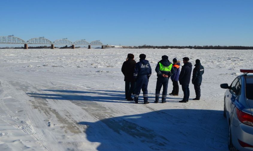 спасатели остановили два автомобиля, пытавшихся по льду пересечь зею в белогорье
