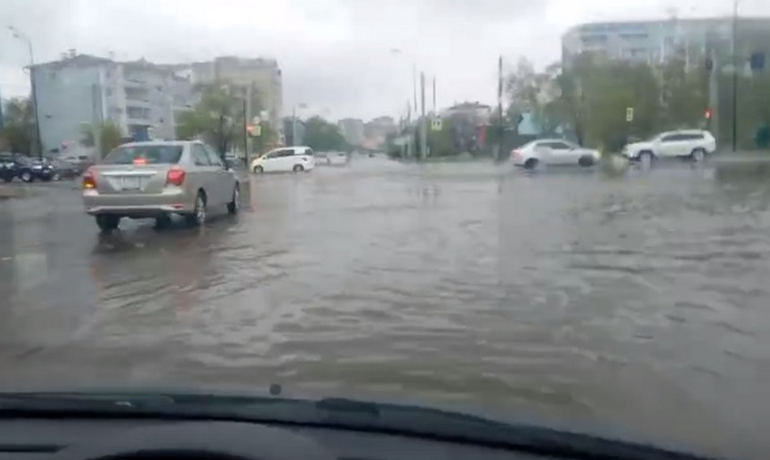 благовещенск снова «утонул» после дождя: жители разных районов города делятся кадрами залитых улиц
