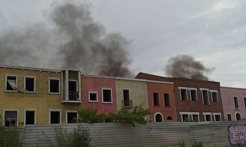 горящая венеция: благовещенцы заметили дым в районе заброшенных зданий в микрорайоне
