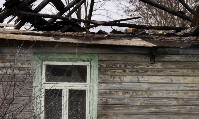 пострадавший от пожара дом ребенка, оставшегося без попечения родителей, отремонтируют по решению суда
