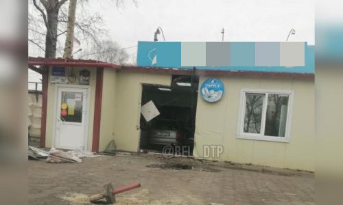 белогорский автомобилист протаранил продуктовый магазин
