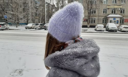 Завтра благовещенск. Шапки в Благовещенске Амурской области. Девушка со спины зимой в Благовещенск Амурская область. Холодная погода в Амурской. Благовещенск в марте.