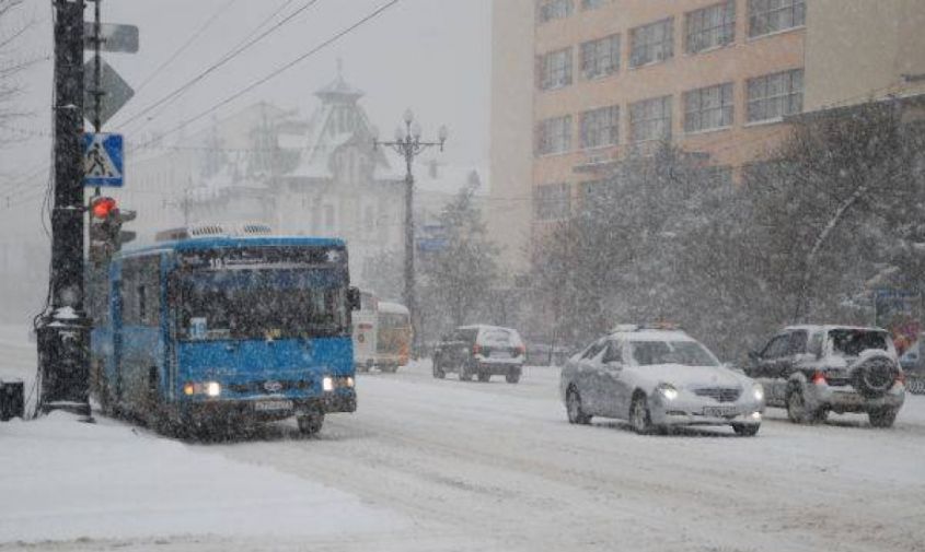 снежный циклон в хабаровском крае парализовал движение на дорогах и вынудил закрыть аэропорты
