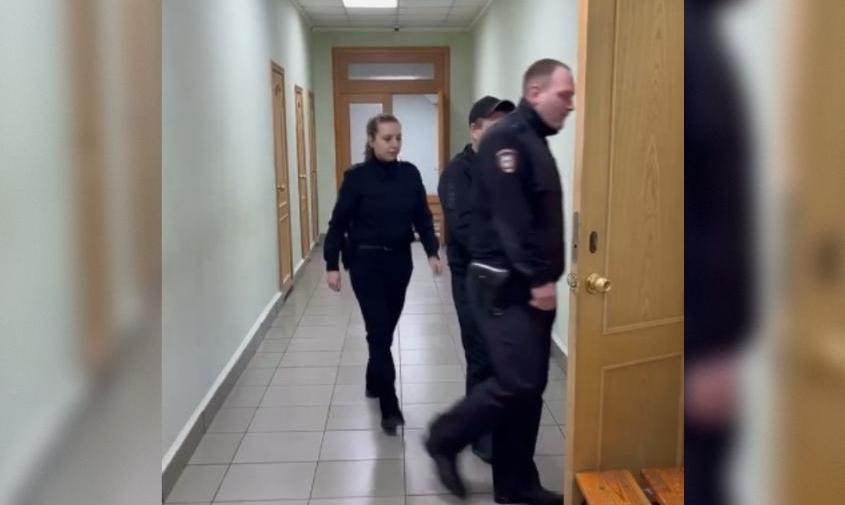 Просил вызвать скорую: суд смягчил наказание амурчанину, ножом порезавшему шею знакомой