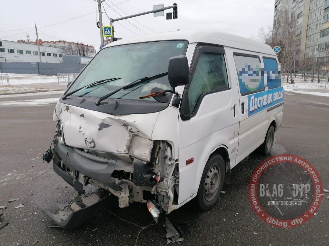 В микрорайоне Благовещенска произошло тройное ДТП с участием машины  доставки воды