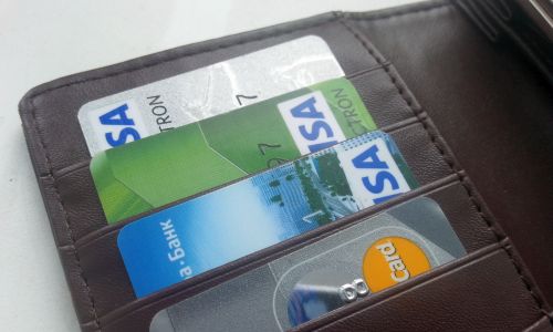 эксперт объяснил опасность накопления «лишних» банковских карт
