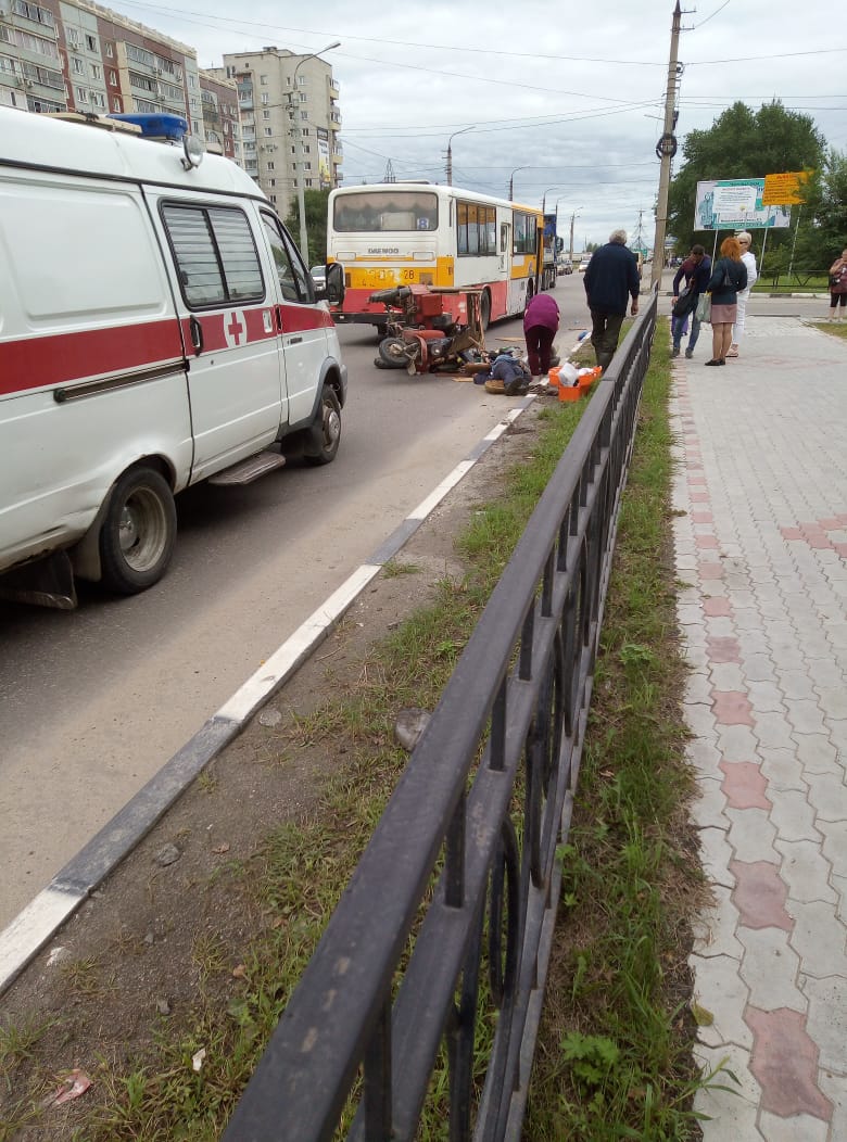 В микрорайоне Благовещенска столкнулись автобус и мотороллер