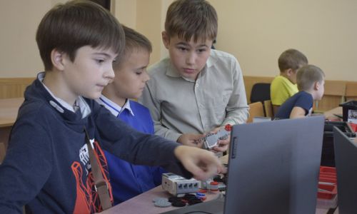 благовещенский центр «it-куб» учит школьников робототехнике и программированию 
