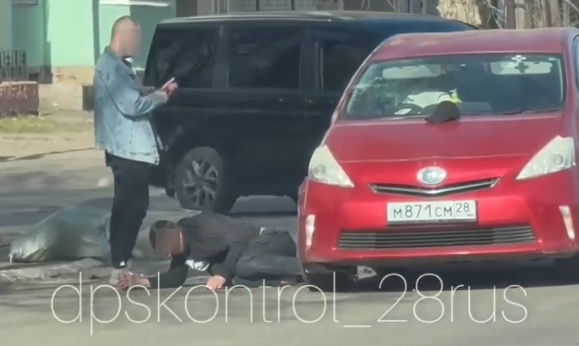 В Благовещенске иномарка проехала на перекрестке на красный свет и сбила пешехода