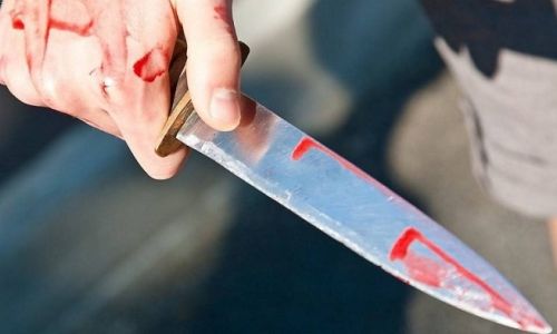 житель белогорска ударил ножом в живот мать двоих детей