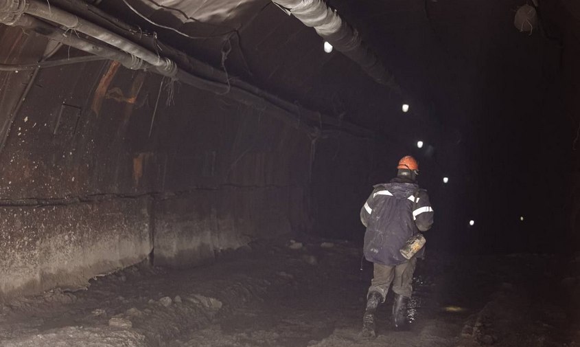 еще одну скважину начнут бурить на руднике «пионер» в приамурье, где под завалами остаются 13 человек