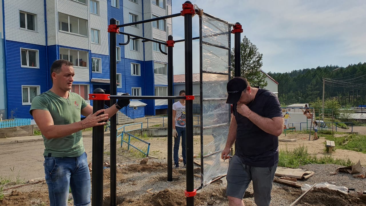 Житель Тынды купил и установил во дворе своего дома детский спортивный  комплекс