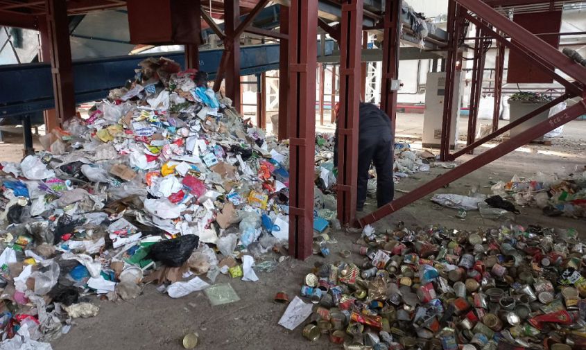 рабочие мусороперерабатывающего комплекса «благэко» трудятся в две-три смены
