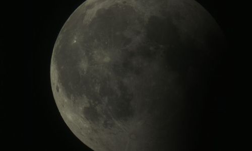 запущенный с космодрома восточный спутник сфотографировал лунное затмение