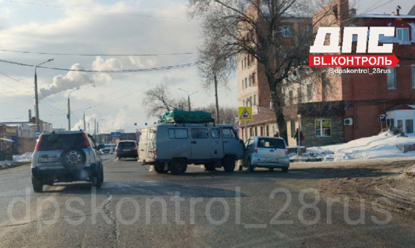 Три человека пострадали при столкновении УАЗа и иномарки в Благовещенске