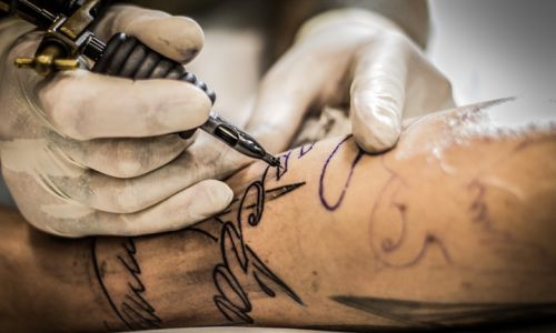 онищенко предупредил об опасности татуировок для здоровья
