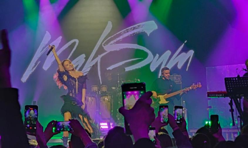 Все песни пели хором: в Благовещенск с концертом приезжала певица МакSим