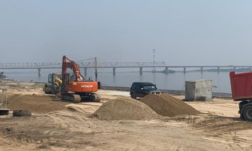 новый министр строительства приамурья проинспектировал работы по берегоукреплению реки зеи