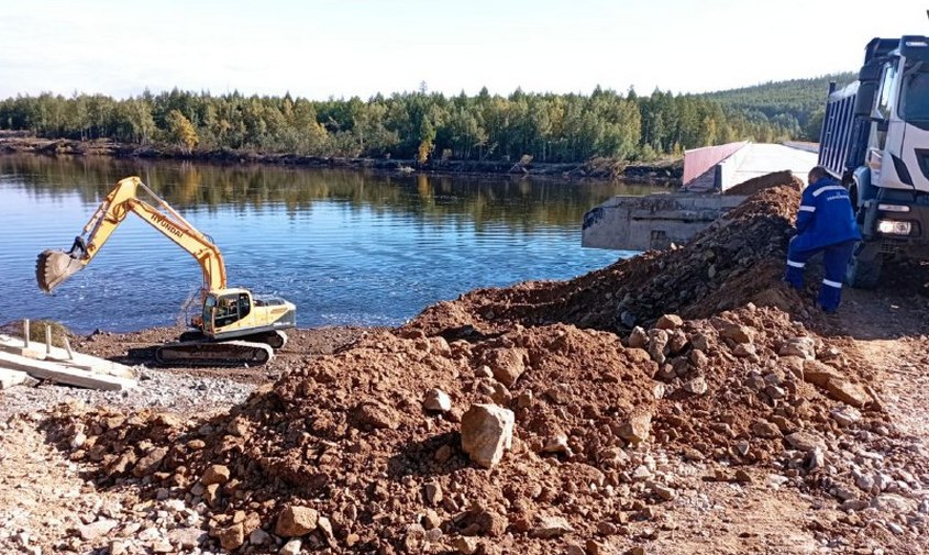 на севере приамурья продолжают восстанавливать мост через реку гилюй
