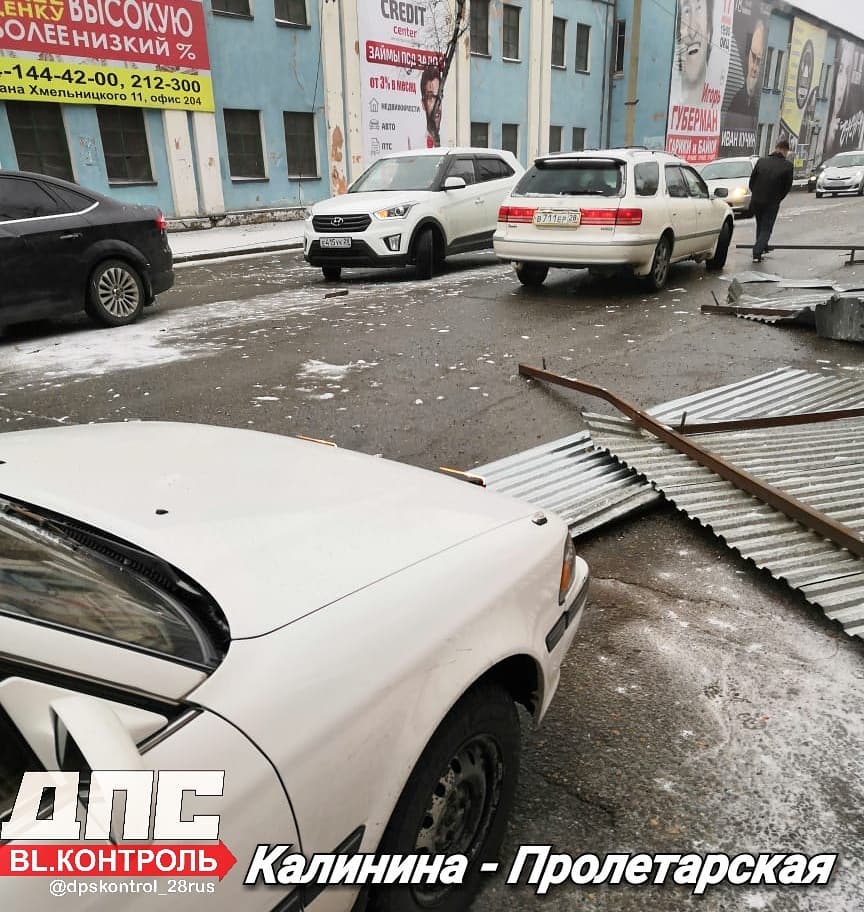 Упавший с крыши металлический шифер перекрыл часть улицы Калинина в .