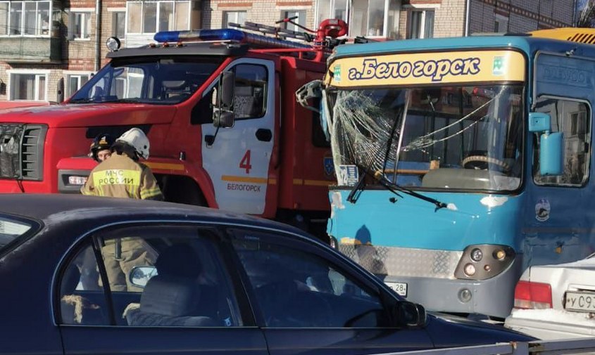 в мессенджерах завирусилось видео столкновения автобуса и пожарной машины в белогорске
