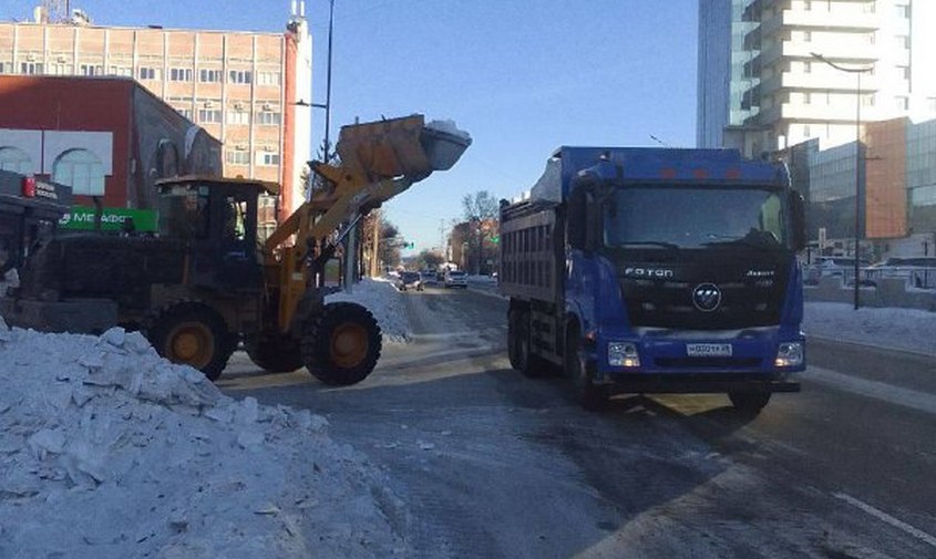 Реагент нового поколения используют для борьбы с гололедицей на улицах Благовещенска
