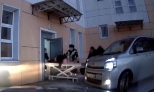 полицейские по «зеленому коридору» доставили в больницу амурчанку, которая начала рожать в машине
