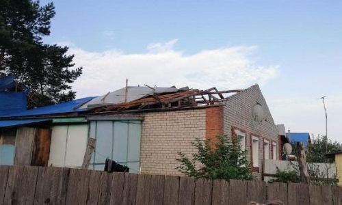 штормовой ветер сорвал крыши с домов в амурском селе
