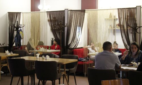 недавно открытые благовещенские кафе пожаловались на посетителей, недовольных новыми ограничениями
