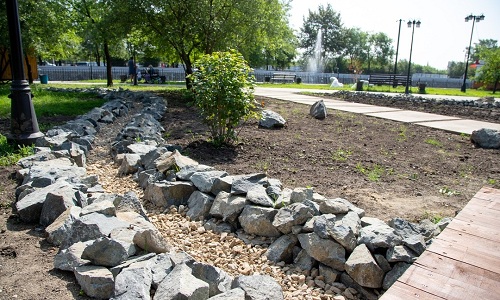 сад камней в благовещенском парке дружбы приобрел свои очертания
