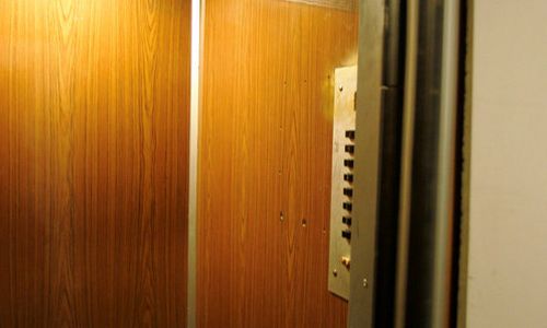 жительница девятиэтажки в благовещенске пожаловалась на неработающий лифт
