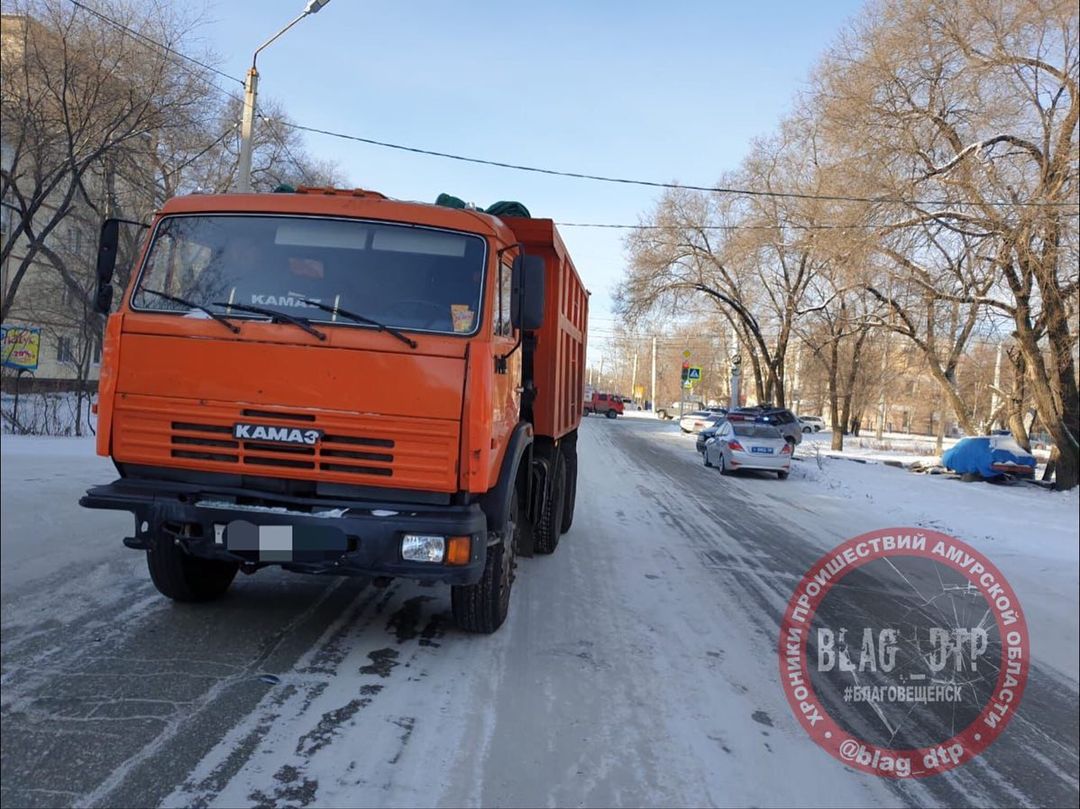 В Благовещенске жестко столкнулись КамАЗ и две иномарки, есть пострадавший