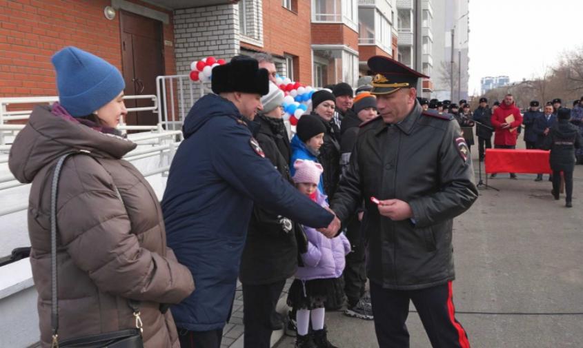 В Благовещенске вручили ключи от новых квартир сотрудникам и ветеранам МВД